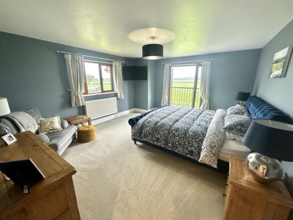 MASTER BEDROOM SUITE