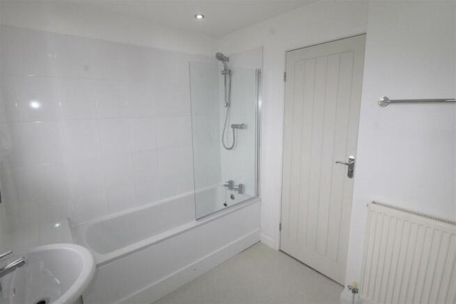 Clive Avenue, 33 Bathroom 1.JPG