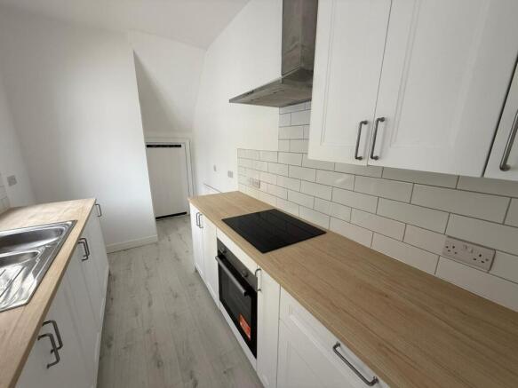 2 bed Terraced to rent Image 6