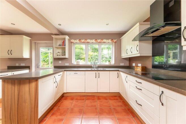 4 bed Detached for sale Image 9