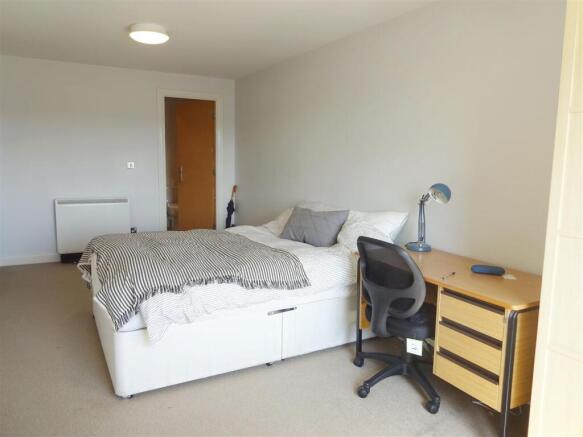 3 bed Apartment to rent Image 11