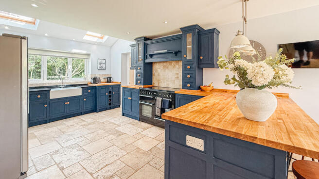 5 bed Detached for sale Image 4