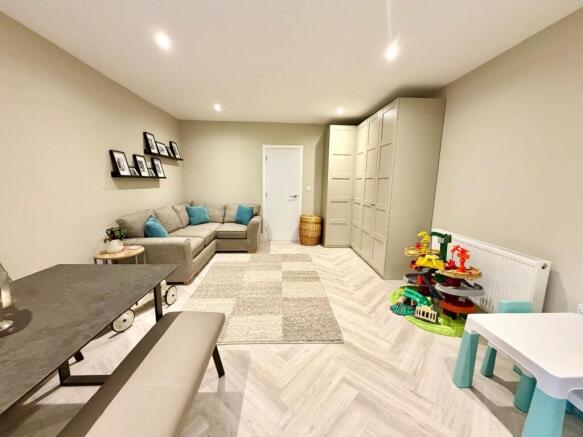 5 bed Detached for sale Image 12