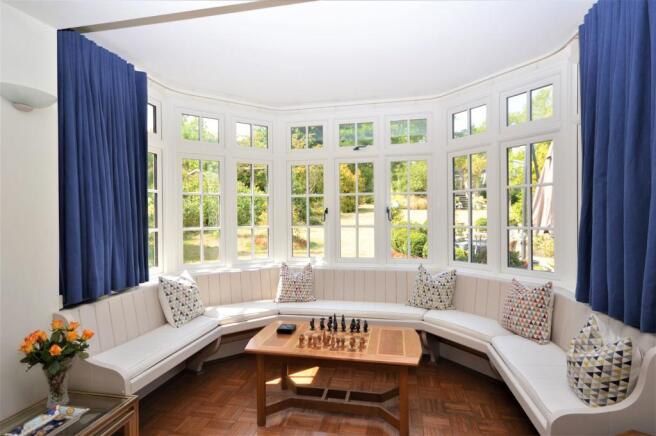LOUNGE/SITTING ROOM