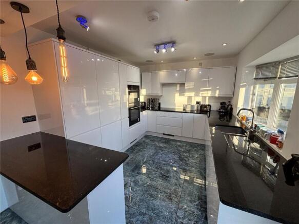 4 bed Semi-Detached for sale Image 4
