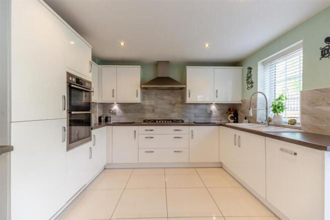 8690582-interior12.jpg