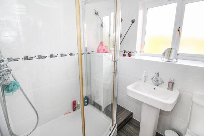 FAMILY SHOWER ROOM