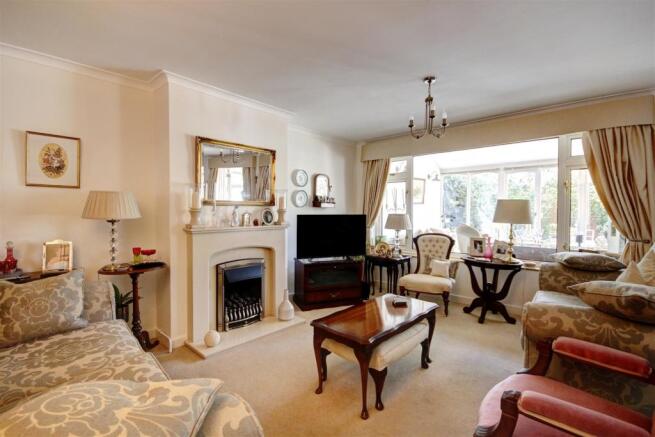 Sitting/Dining Room: