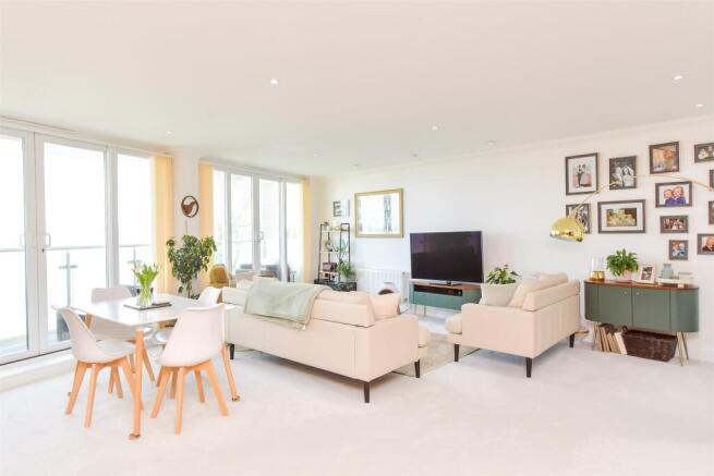 Kitchen/ Living Room