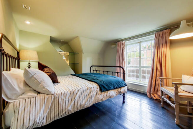 9_main-bedroom-1