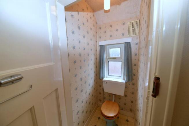 harborne park rd 326 - upstairs wc 01.JPG