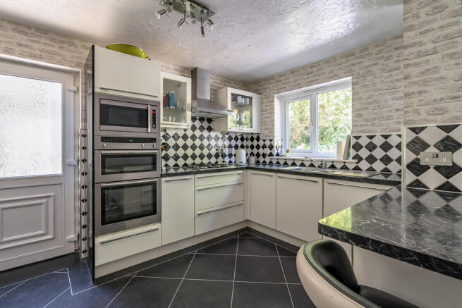 4 bed Detached for sale Image 10
