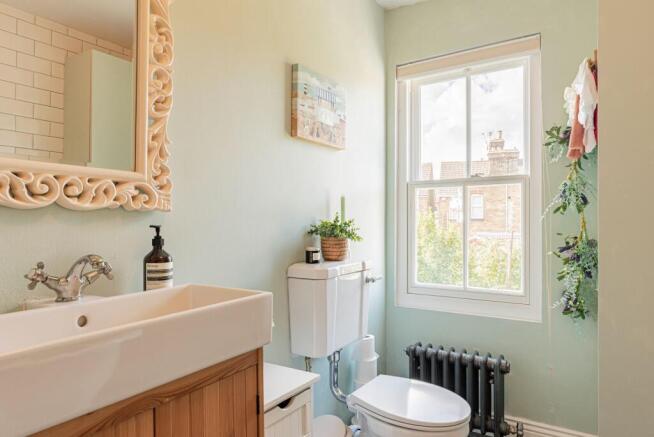 Bathroom W.C (2)