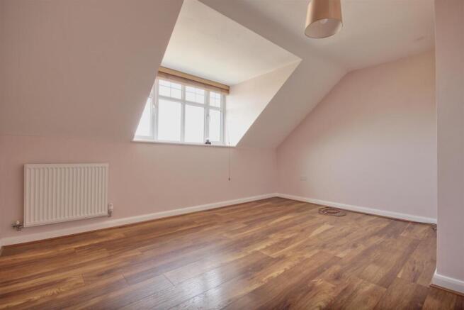 3 bed Town House for sale Image 9