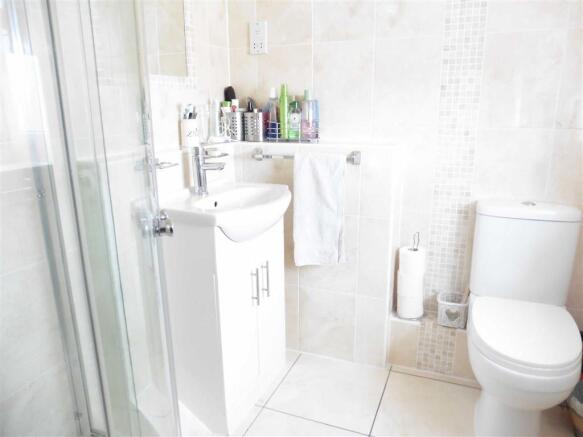 En-suite shower (fro