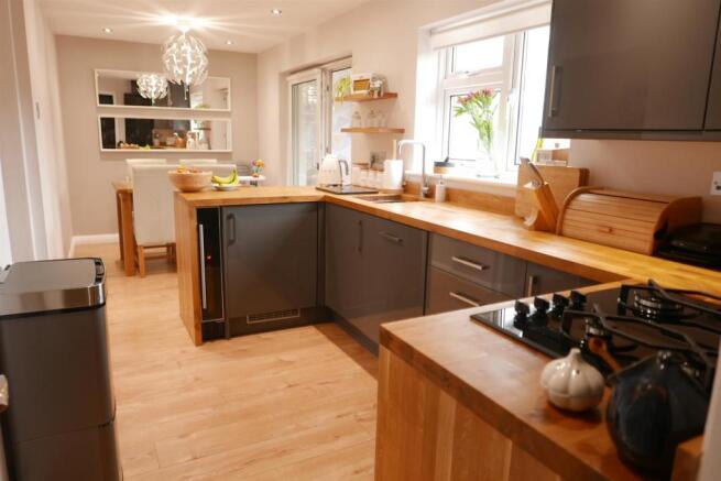 KITCHEN/DINING ROOM