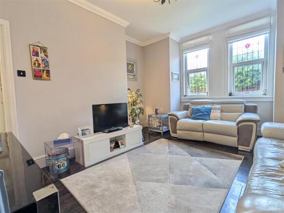 LOUNGE WITH DINING AREA