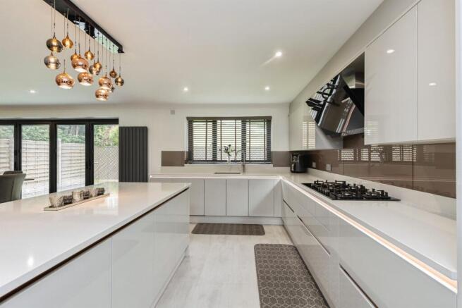 6 bed Detached for sale Image 6