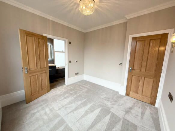 3 bed Flat to rent Image 11