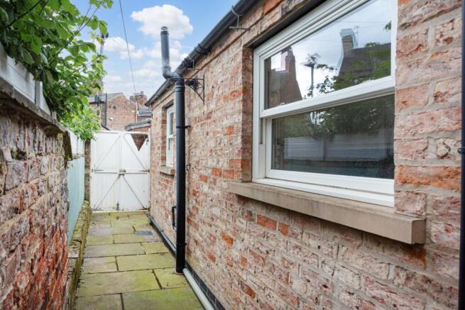 2 bed Terraced to rent Image 8
