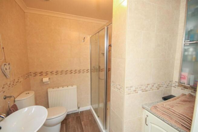EN-SUITE SHOWER ROOM