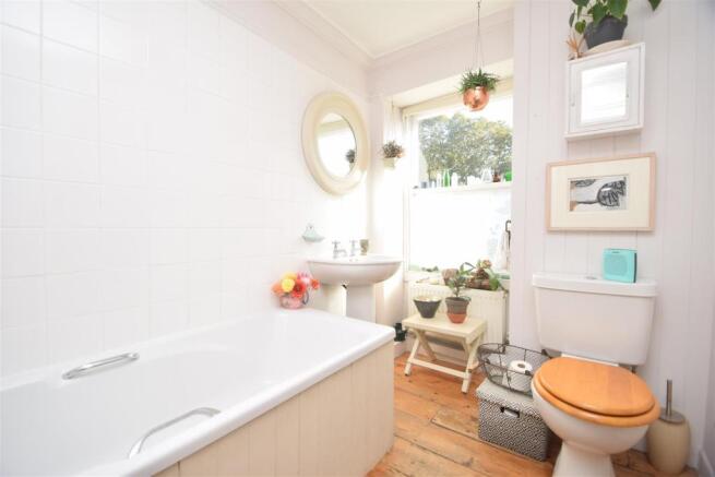 FAMILY BATHROOM/WC