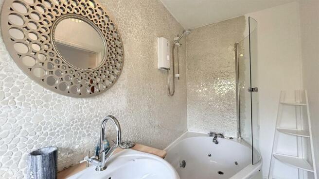 Bathroom 1.1.jpg