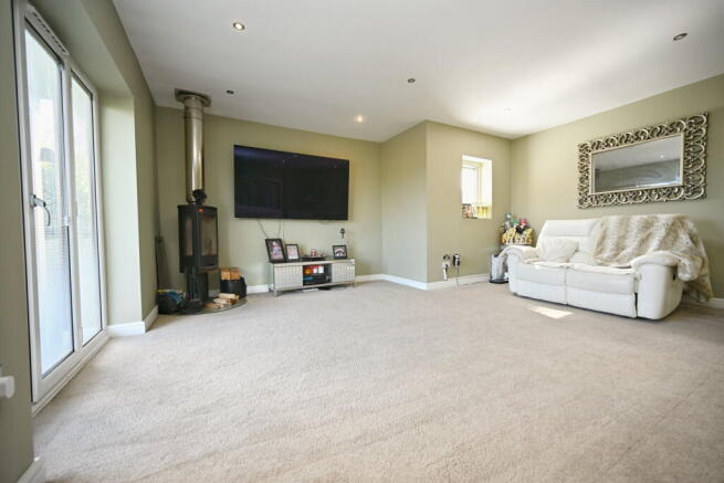5 bed Link Detached House for sale Image 9