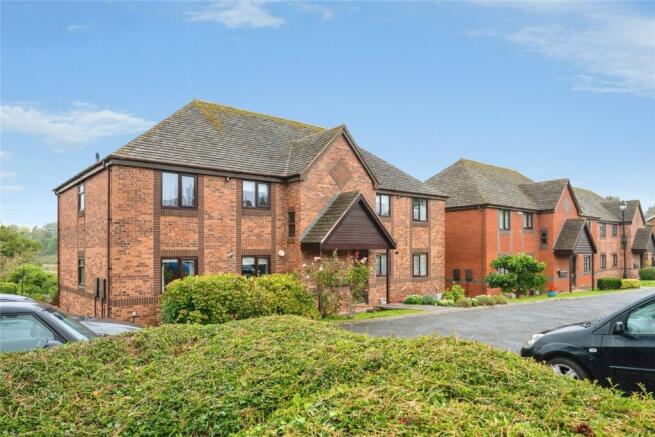 2-bed flat on Holioake Drive, Warwick, Warwickshire, CV34, £180,000