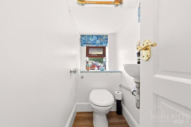5 bed Detached for sale Image 12