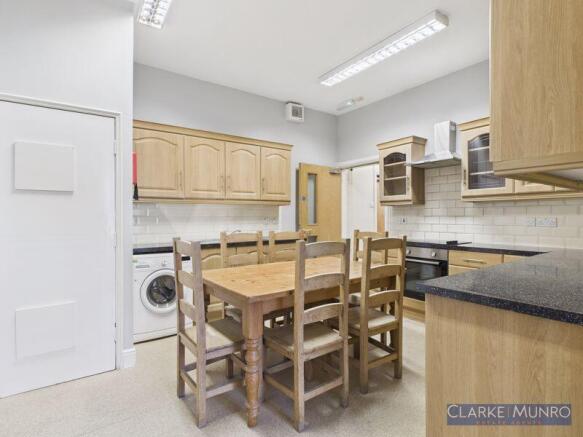 10 bed Town House to rent Image 4