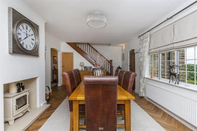 5 bed Detached for sale Image 9