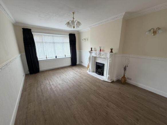 3 bed Semi-Detached Bungalow to rent Image 4