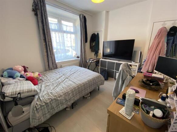 Bright double bedroom with workspace and large ...