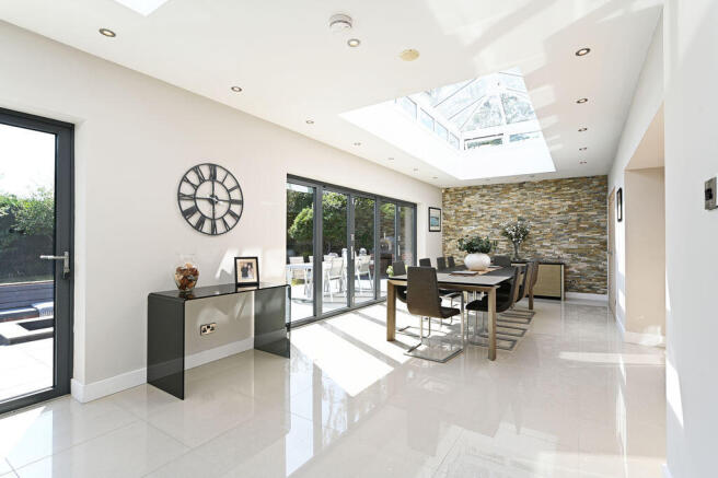 5 bed Detached for sale Image 12