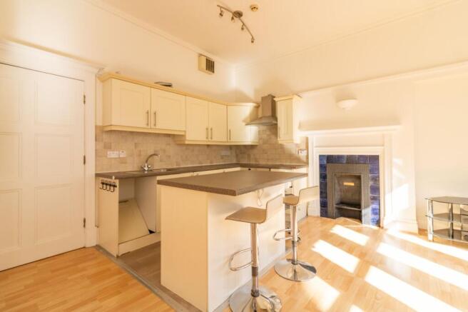 KITCHEN/LIVING ROOM