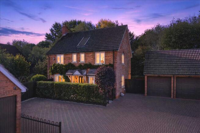 4-bed detached on The Copse, Mavoncliff Drive, Tattenhoe, Milton Keynes, £550,000