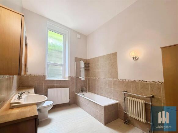 4 bed Apartment to rent Image 11