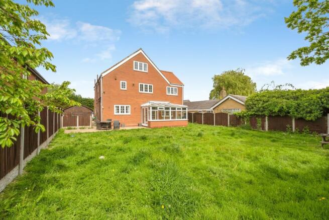 5 bed Detached for sale Image 4