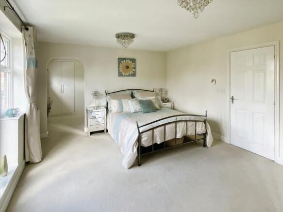 5 bed Detached for sale Image 10