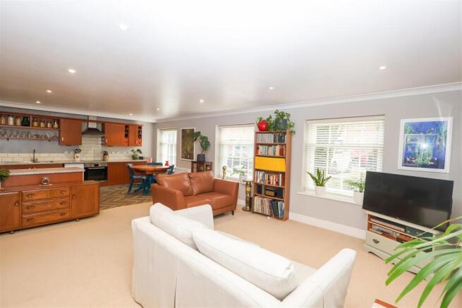 2 bed Apartment for sale Image 8