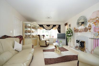 Lounge with feature bay window