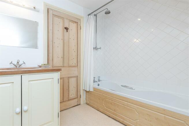 Master Bedroom - En Suite Bathroom 1.jpg