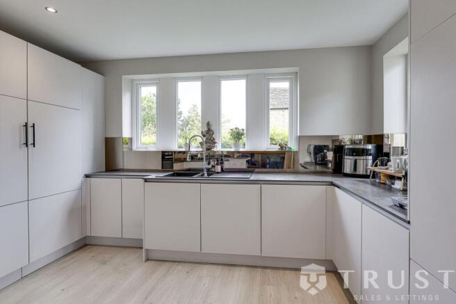 4 bed Detached for sale Image 9