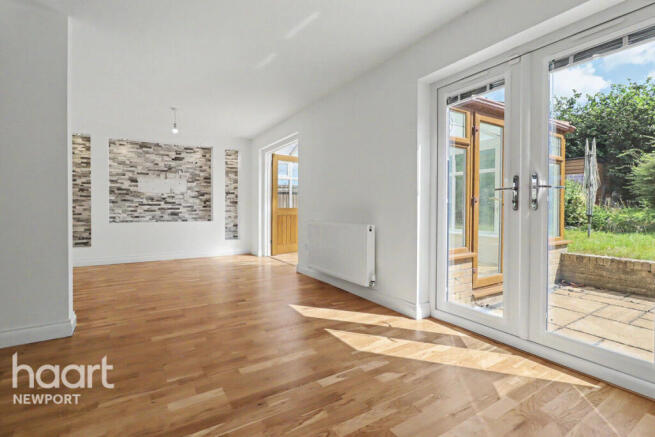5 bed Detached for sale Image 9
