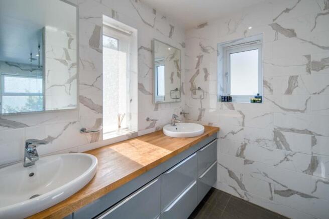 En-Suite to Bedroom 1