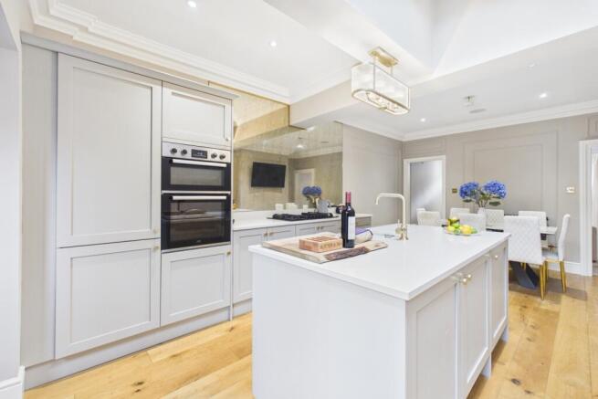 CAM03162G0-PR0414-STILL004