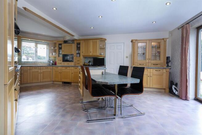 5 bed Detached for sale Image 10
