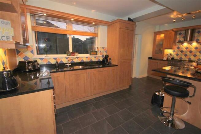 BREAKFASTING KITCHEN