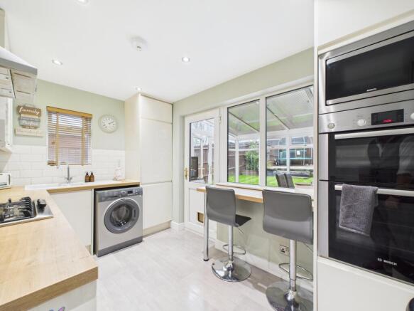 Latimer Drive, Calcot, Reading, RG31 photo 4